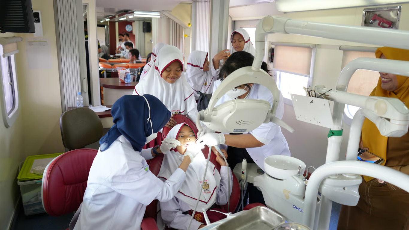 dukung program prioritas pelayanan kesehatan utama presiden ri, kai daop 8 surabaya hadirkan rail clinic dan rail library di stasiun krian