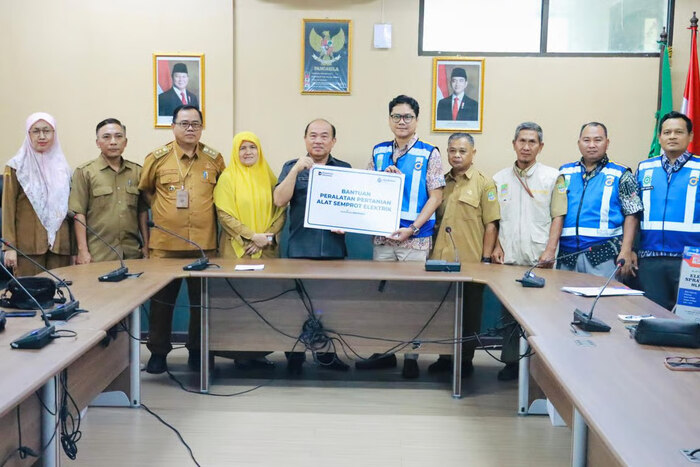 jtt salurkan bantuan alat semprot elektrik untuk kelompok tani di bekasi
