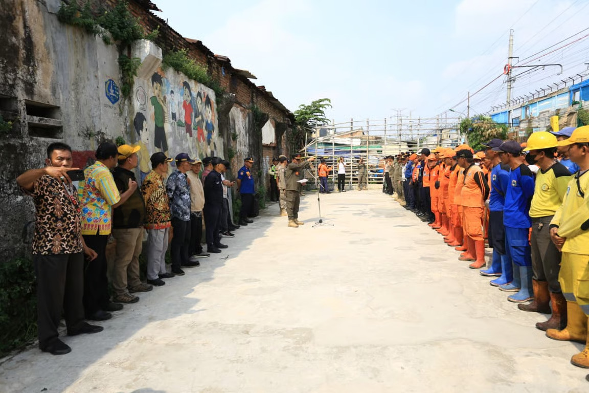 kai daop 1 jakarta bersinergi dengan pemkot jakarta barat, tertibkan bangunan liar demi kawasan bersih dan aman
