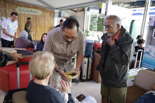 kai daop 2 bandung dan kai services bagikan aneka makanan pokok lokal kepada pelanggan di stasiun bandung dalam rangka peringatan hari pangan sedunia kai daop 2 bandung dan kai services bagikan aneka makanan pokok lokal kepada pelanggan di stasiun bandung dalam rangka peringatan hari pangan sedunia
