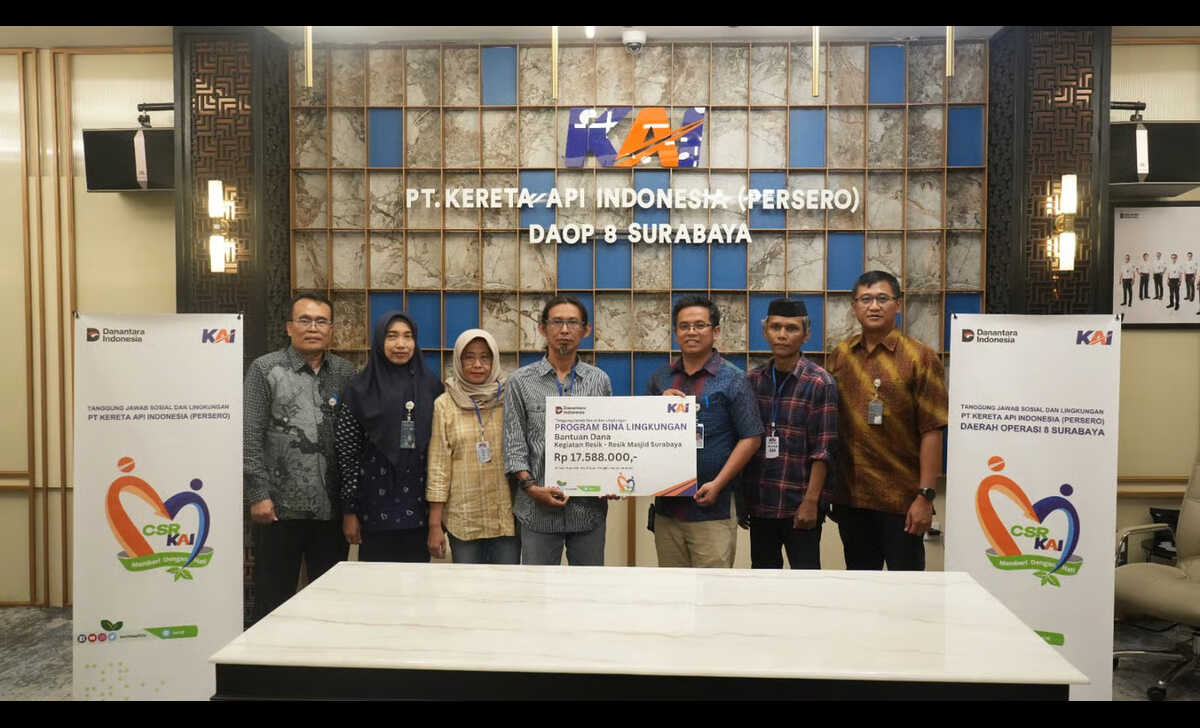 kai daop 8 surabaya wujudkan kepedulian sosial lewat bantuan renovasi musala & resik resik masjid