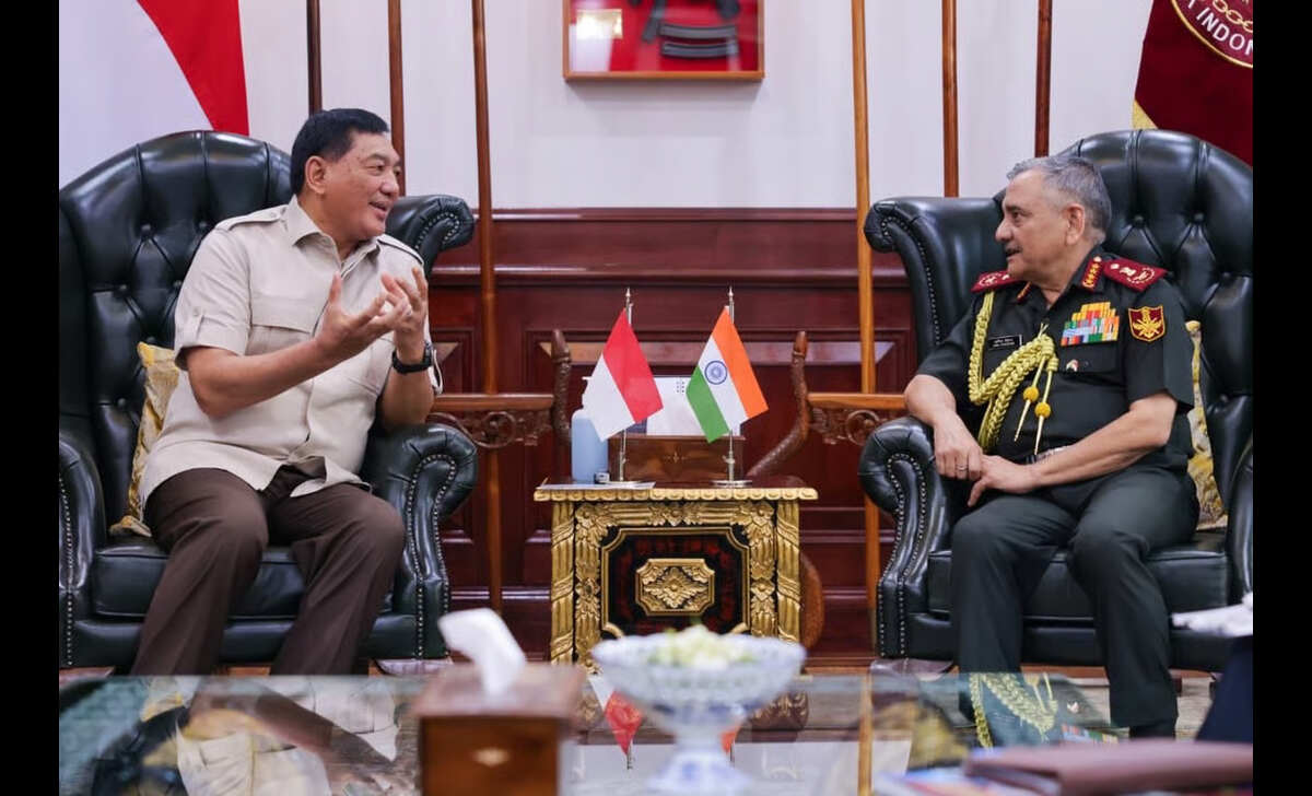 kerja sama pertahanan india–indonesia meningkat melalui kunjungan penting jenderal anil chauhan kepada menteri pertahanan sjafrie sjamsoeddin