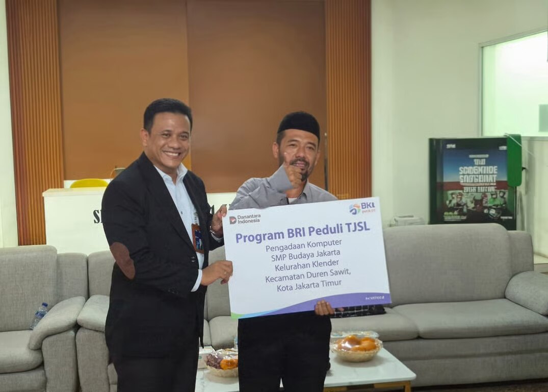 bri branch office kalimalang region 6jakarta 1 salurkan csr pengadaan komputer untuk tiga sekolah di jakarta timur
