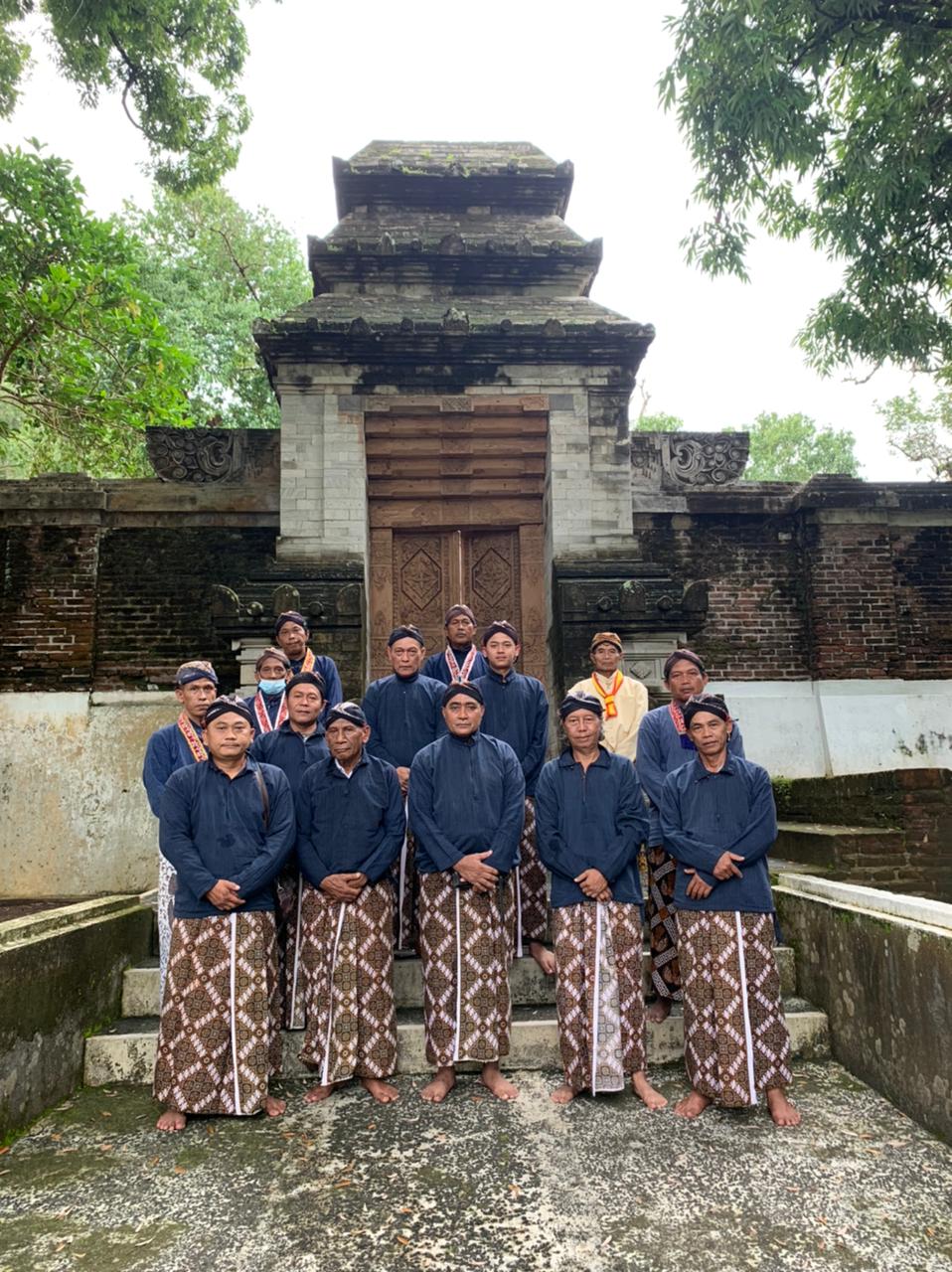 dr rahman sabon nama (depan, tenga, ketum pdkn bersama rombongan melakukan ziarah dimakan ym sri baginda sultan agung, raja kerajaan mataram di pemakaman raja raja mataram imogiri,