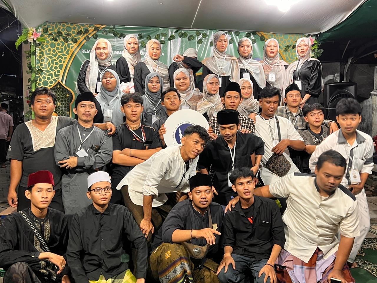 gen z di koang jaya saat mengikuti acara di mushola gen z di koang jaya saat mengikuti acara di mushola