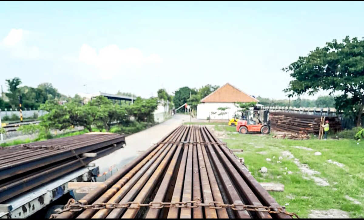 kai logistik dukung peningkatan keselamatan jalur ka melalui pengiriman rel r.54 seberat 380 ton