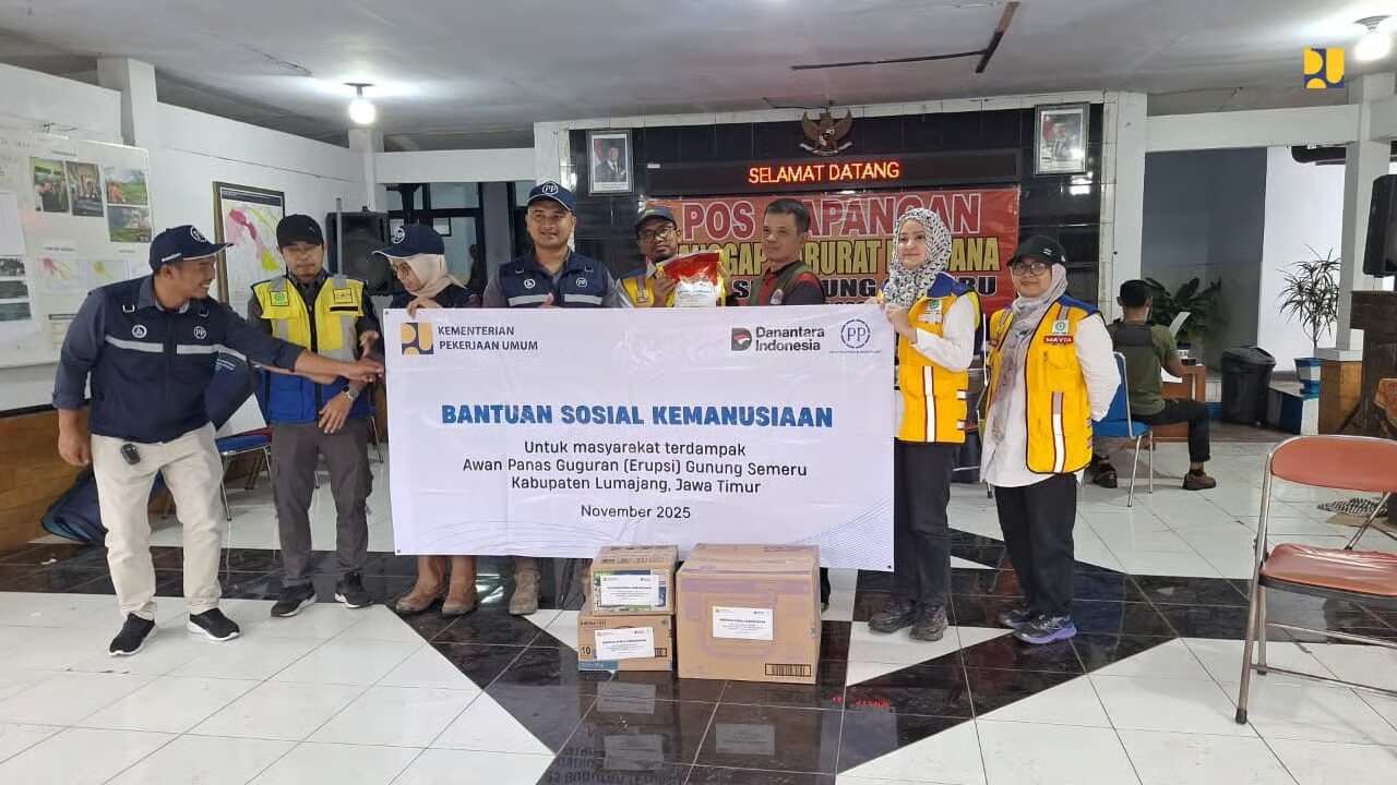 pantau situasi dan perkuat koordinasi, kementerian pu salurkan bantuan sosial bagi pengungsi erupsi gunung semeru