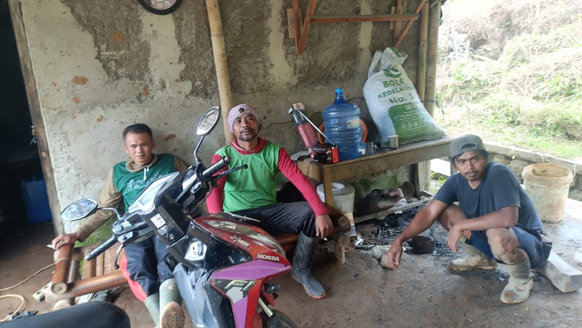 pekerja belah batu di pt dba yang kini terancam tidak berpenghasilan akibat moratorium