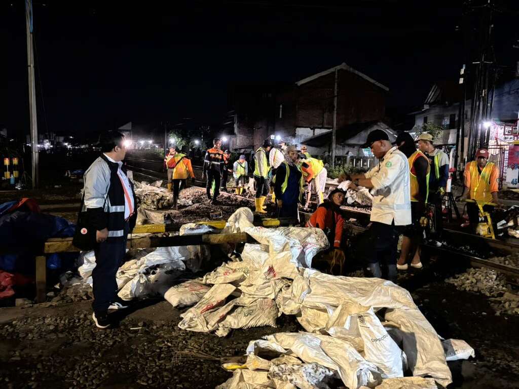 pekerjaan perbaikan geometri jalan rel di mulai , kai daop 4 imbau masyarakat berhati hati saat melintasi perlintasan ka di jalan kaligawe