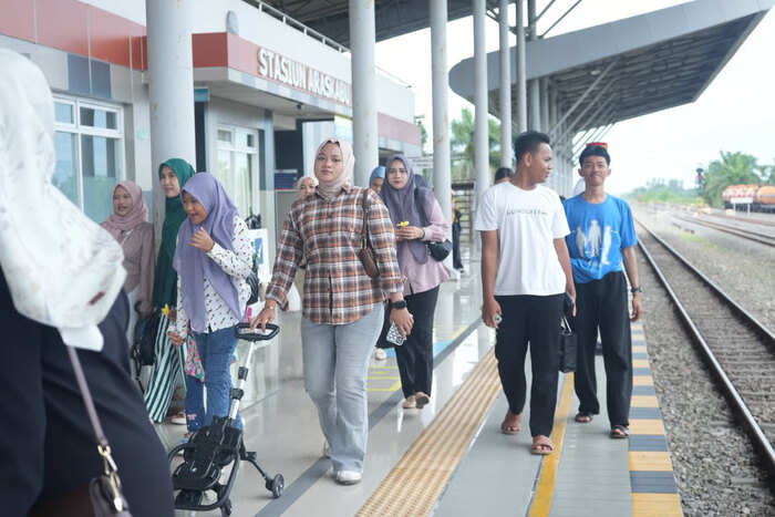 penumpang baru turun di stasiun araskabu (1)