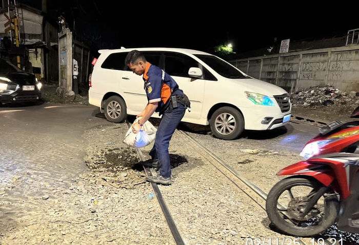 perbaikan jalur di lintasan sebidang
