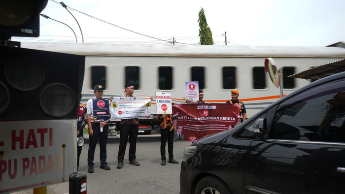 perlintasan sebidang hari pahlawan