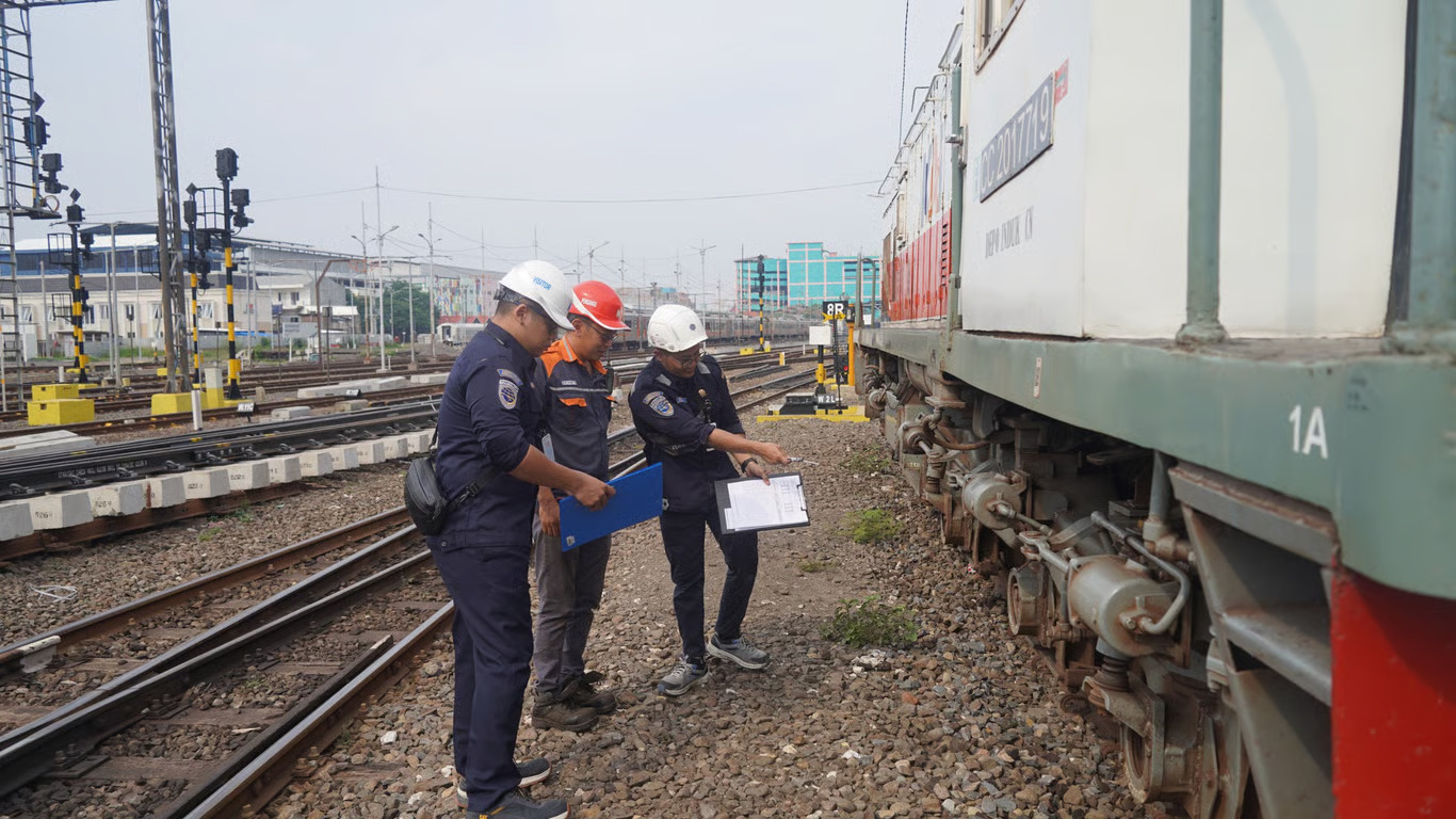 persiapan layani angkutan natal 2025 dan tahun baru 2026, djka dan kai daop 8 surabaya gelar ramp check sarana kereta api