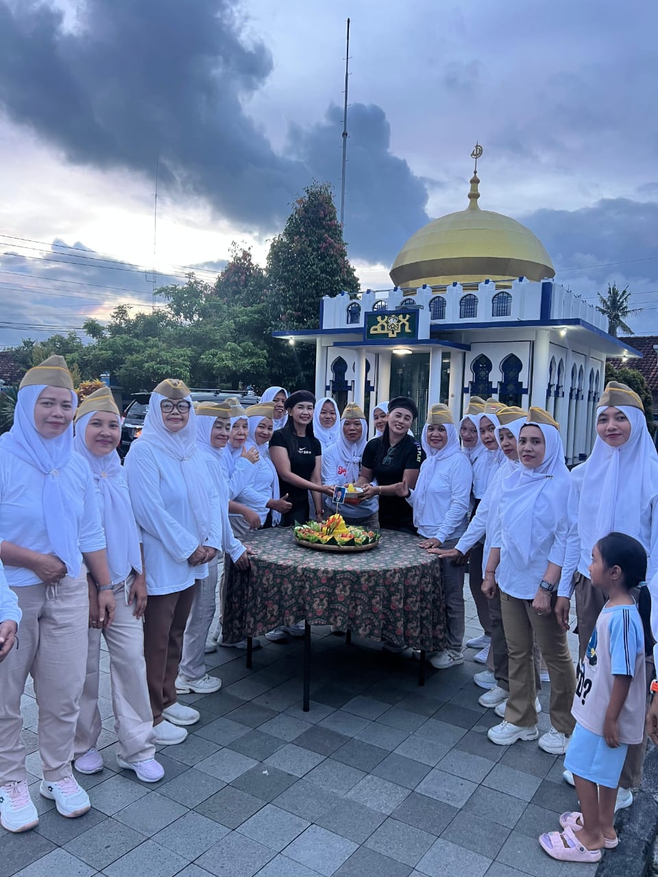 potong tumpeng atas anugrah penghargaan pahlawan nasional untuk hm soeharto