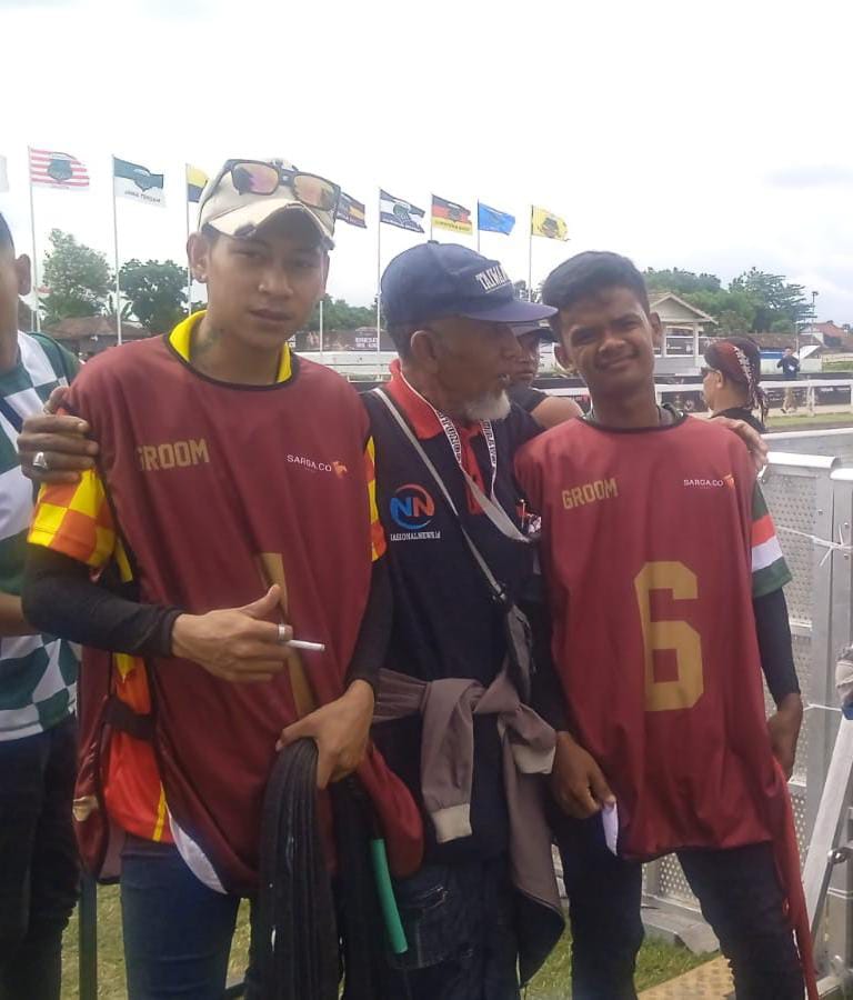 pria berkaos merah sebagai groom pria berkaos merah sebagai groom