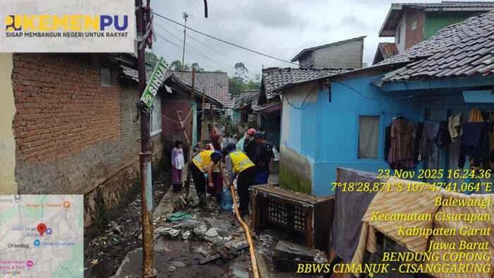 tanggap darurat banjir garut, kementerian pu kerahkan alat berat dan personel untuk pulihkan akses di cisurupan