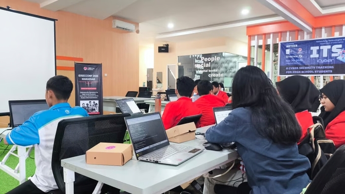 workshop idsecconf 2025 perkuat kompetensi cybersecurity pelajar telkom ai connect makassar berikan