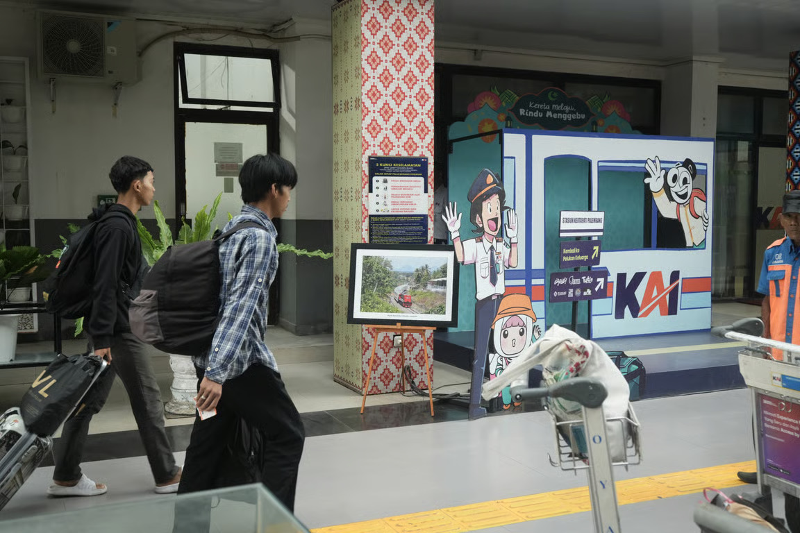 antisipasi lonjakan penumpang nataru 20252026, kai divre iii palembang tambah 3 rangkaian kereta rajabasa