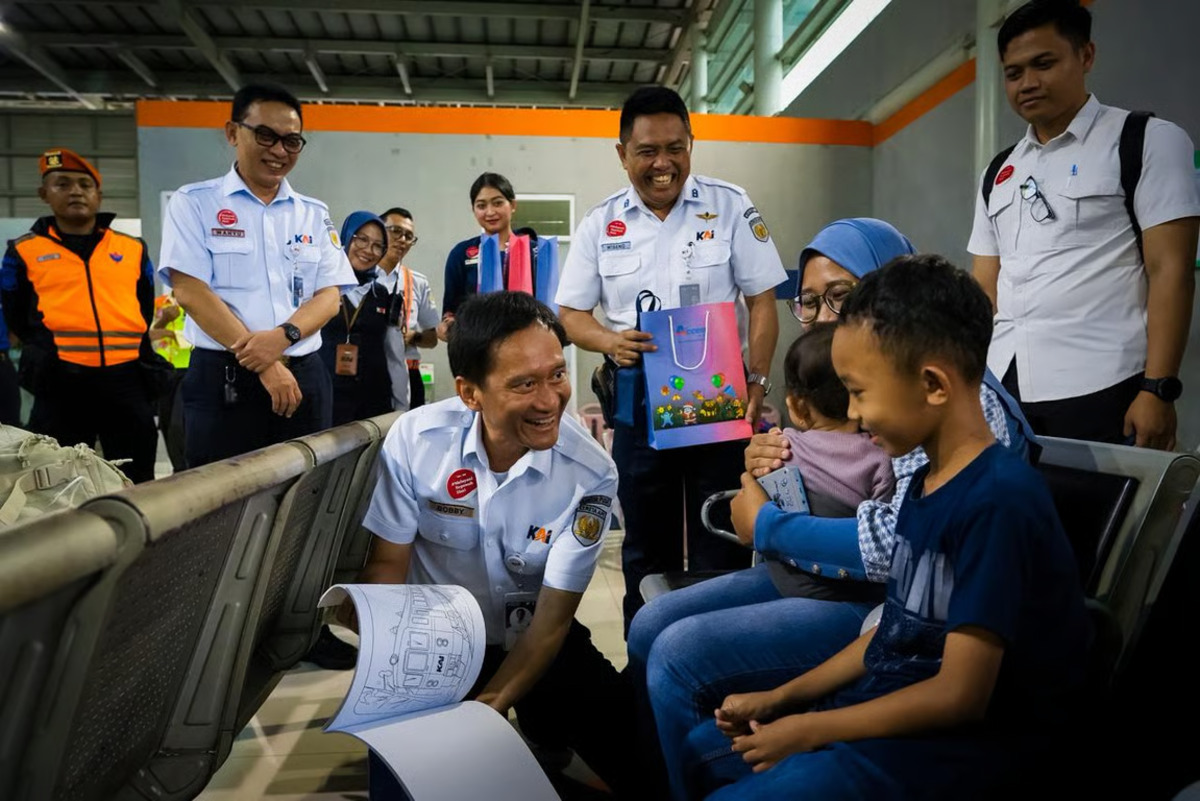 direktur utama kai bobby rasyidin menyapa langsung pelanggan di wilayah daop 1 jakarta