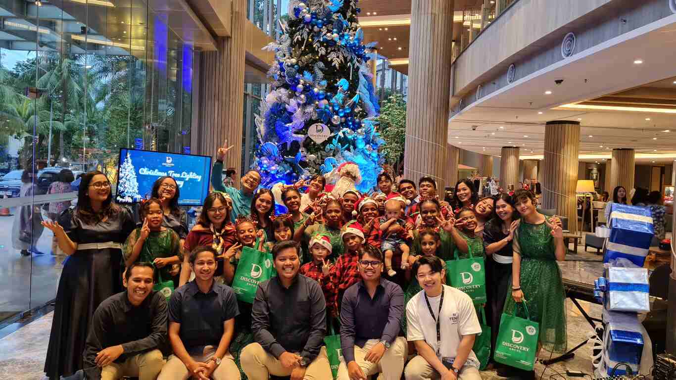 discovery ancol hotel sambut festive season dengan tree lighting ceremony