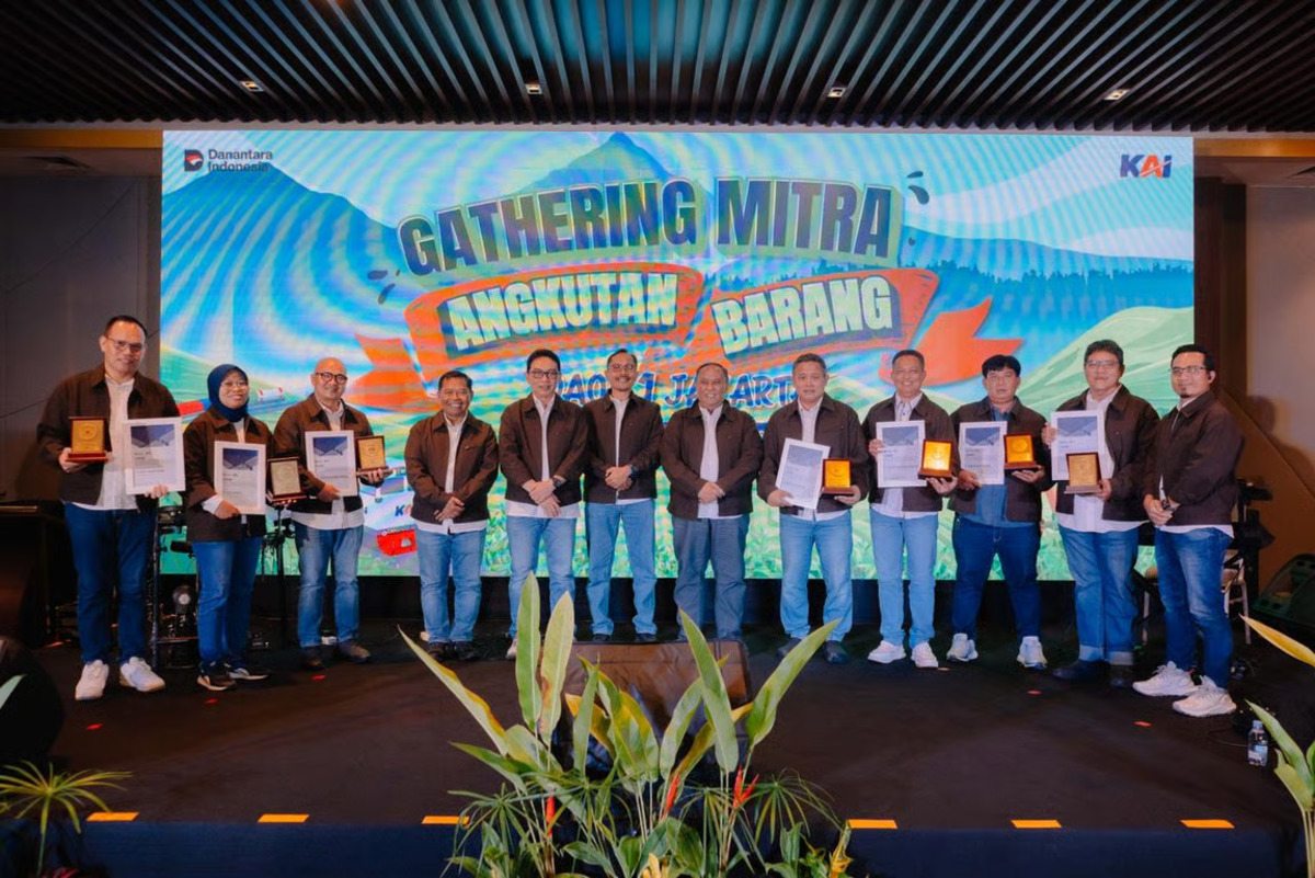 kai daop 1 jakarta berikan penghargaan kepada mitra angkutan barang sebagai apresiasi atas dukungan layanan logistik nasional kai daop 1 jakarta berikan penghargaan kepada mitra angkutan barang sebagai apresiasi atas dukungan layanan logistik nasional