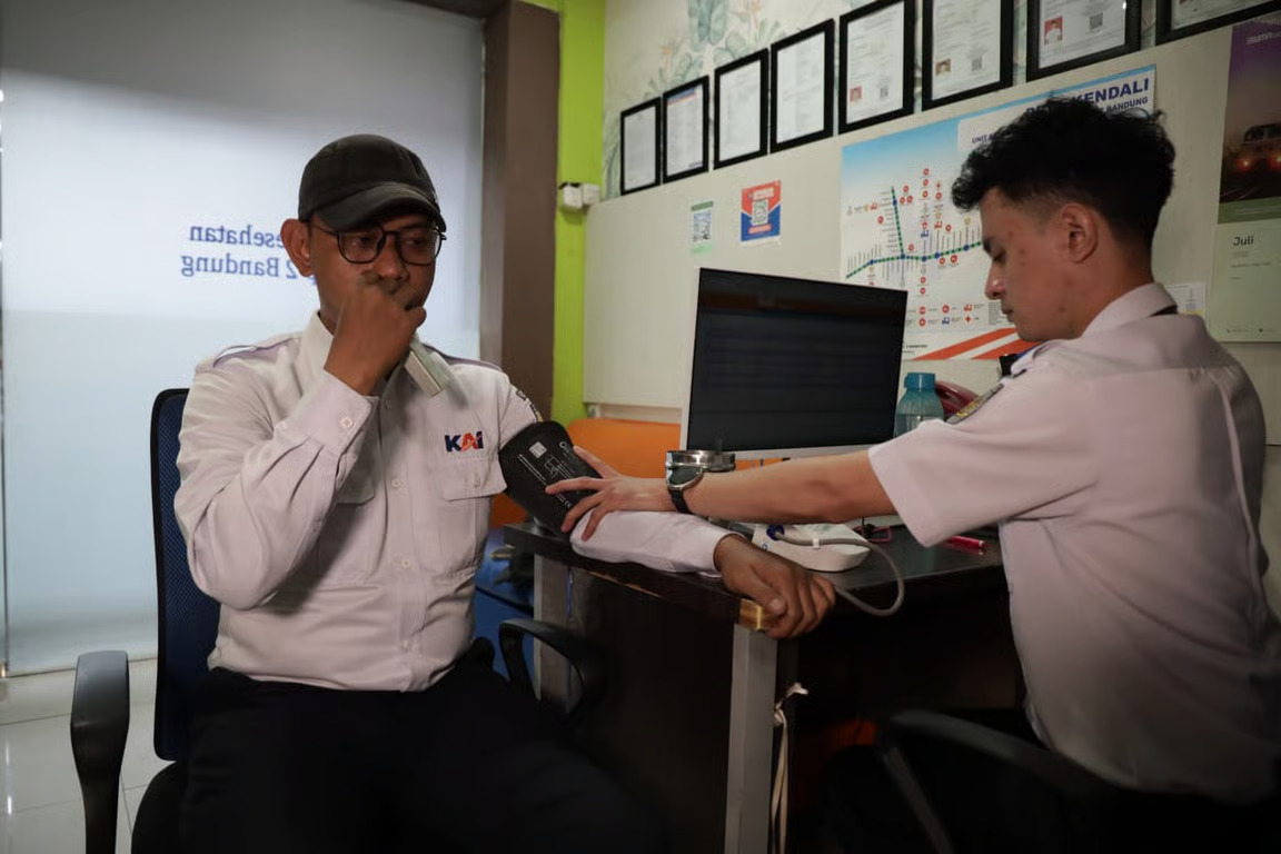 kai daop 2 bandung siapkan sejumlah petugas untuk menjaga keamanan, keselamatan, dan kenyamanan perjalanan kereta api pada masa angkutan nataru 20252026