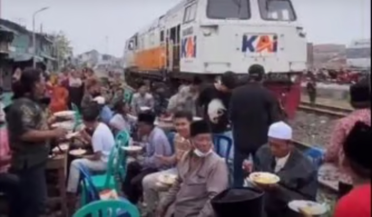 kai daop 8 surabaya sesalkan kegiatan hajatan lamaran di sekitar jalur rel kai daop 8 surabaya sesalkan kegiatan hajatan lamaran di sekitar jalur rel