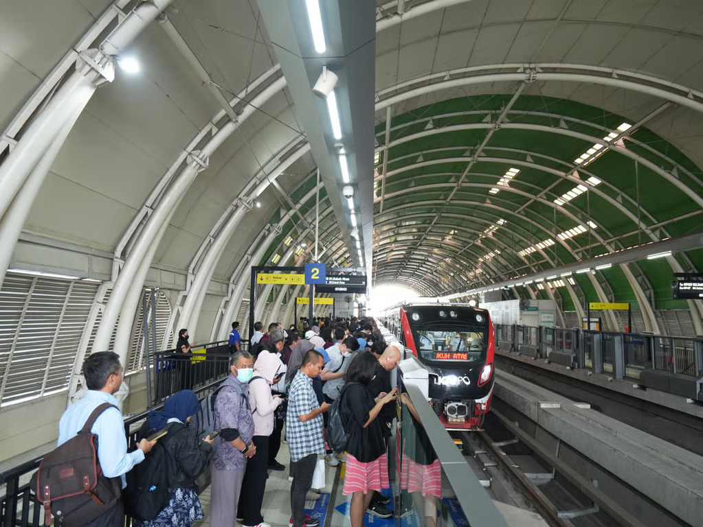 lrt jabodebek catat 2,56 juta pengguna pada november 2025