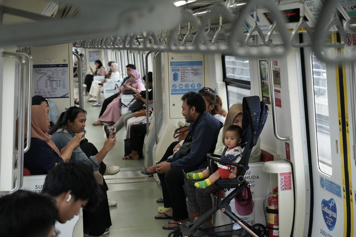 liburan nataru naik lrt jabodebek yuk pahami ketentuan tarif anak