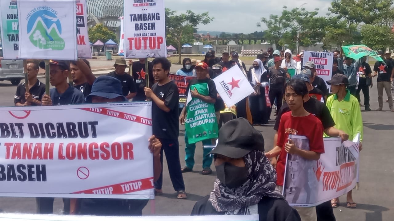 peserta aksi sejumlah peserta orasikan penolakan tambang batu granit di baseh kecamatan kedung banteng saat orasi di halaman gedung dprd banyumas. selasa 9 12 25 peserta aksi sejumlah peserta orasikan penolakan tambang batu granit di baseh kecamatan kedung banteng saat orasi di halaman gedung dprd banyumas. selasa 9 12 25