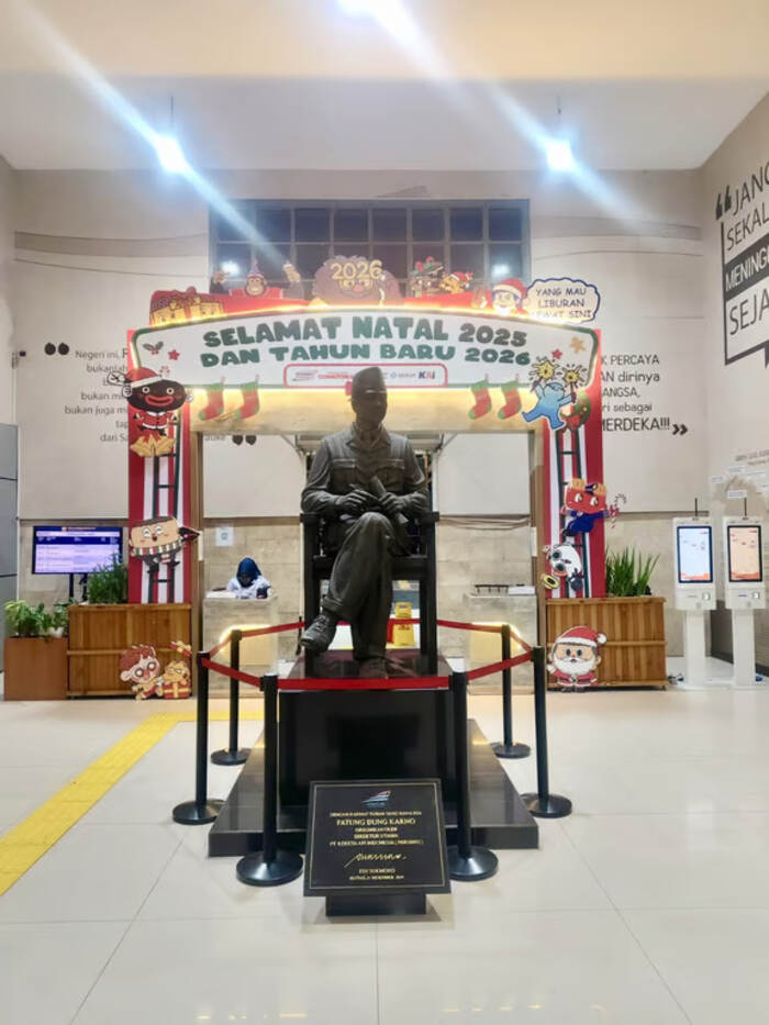 sambut hangat pelanggan ka, kai daop 7 madiun hadirkan ornamen tematik natal dan tahun baru di stasiun