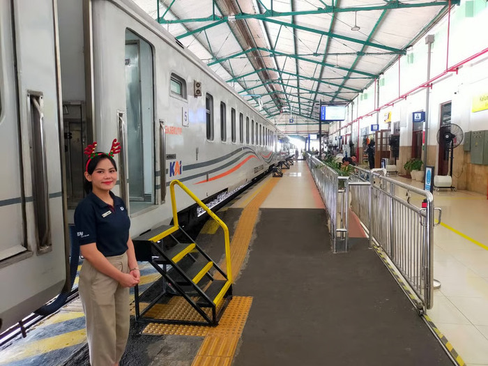 arus libur nataru memuncak, stasiun madiun jadi episentrum kepadatan penumpang ka (1)