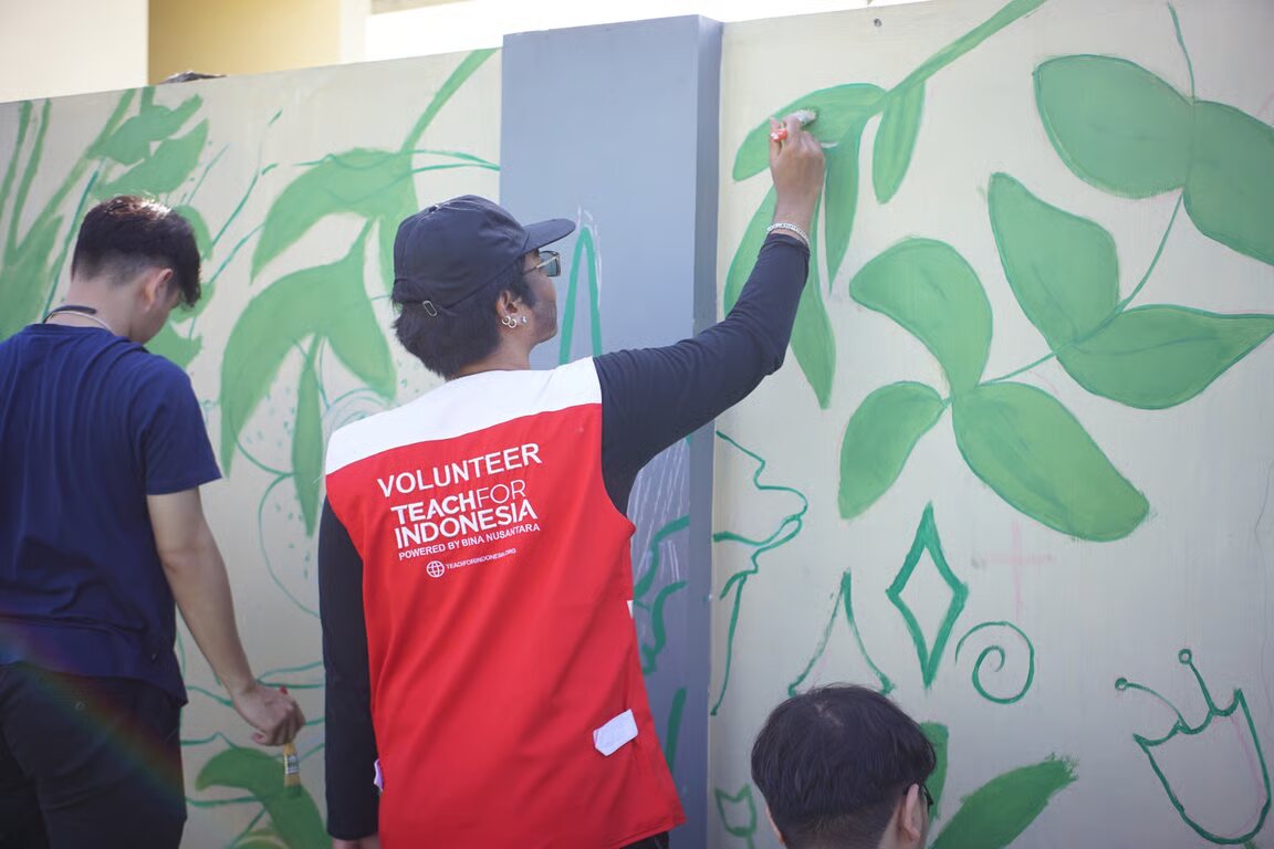 binus @malang percantik pesona aji saptorenggo lewat program mural kolaboratif binusian plants hope