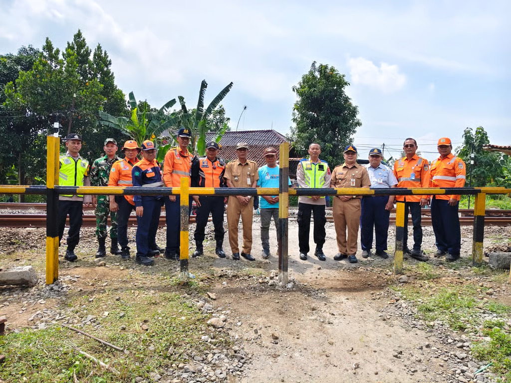 demi keselamatan, para pihak sepakat tutup perlintasan km 98 antara stasiun pekalongan sragi