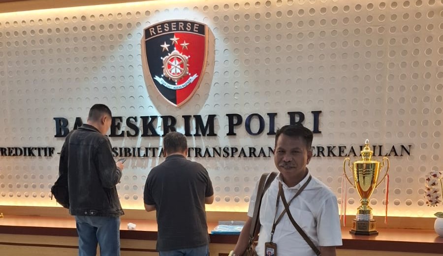 djoko kumis saat mengadukan oknum polisi ke mabes polri