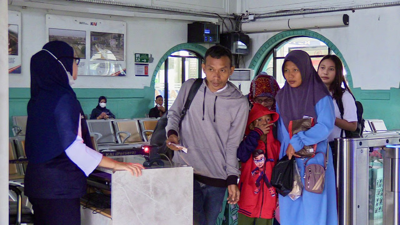 hari pertama libur panjang isra miraj, 37 ribu lebih penumpang tinggalkan jakarta dengan kereta api