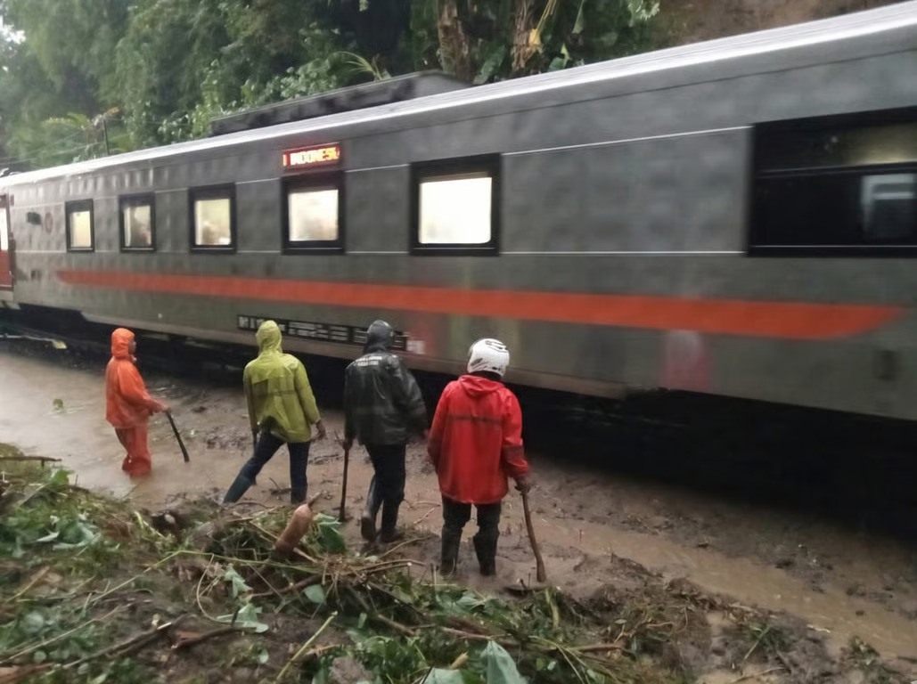 kai daop 2 bandung pastikan jalur purwakarta–ciganea kembali normal, ka papandayan jadi kereta pertama melintas