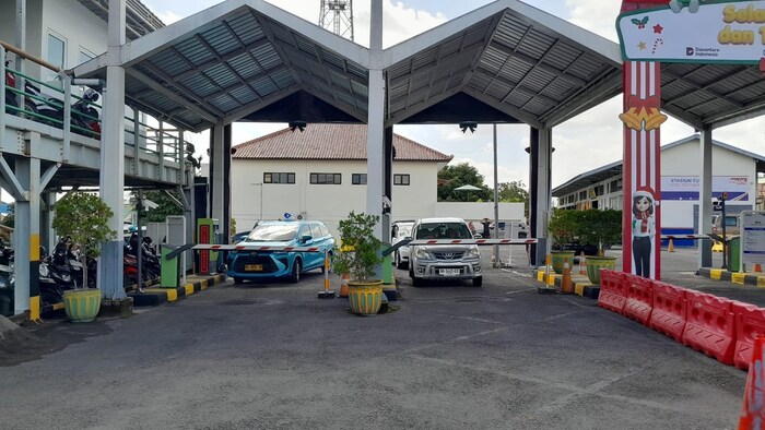 kai services himbau pengendara untuk parkir di area parkir resmi