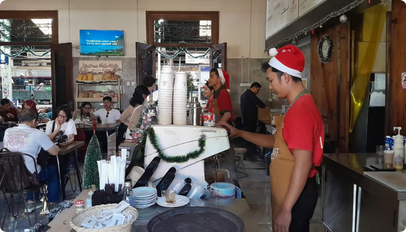 kai services percantik loko kafe dengan nuansa natal dan tahun baru