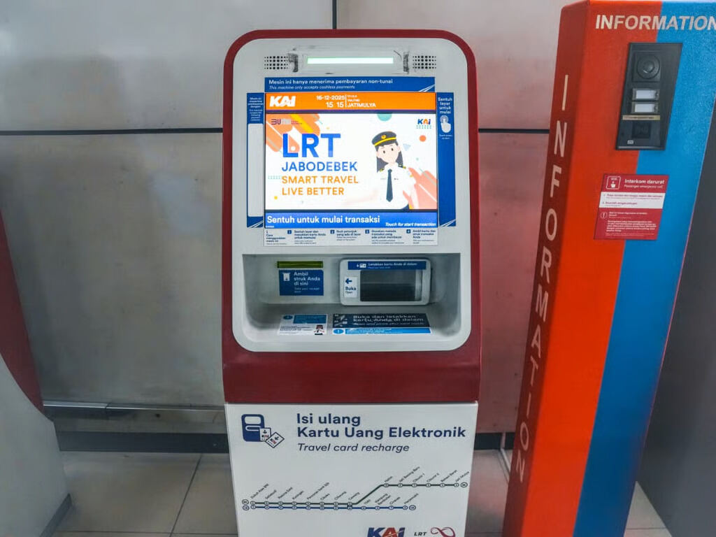 lrt jabodebek hadirkan vending machine untuk kemudahan pengguna