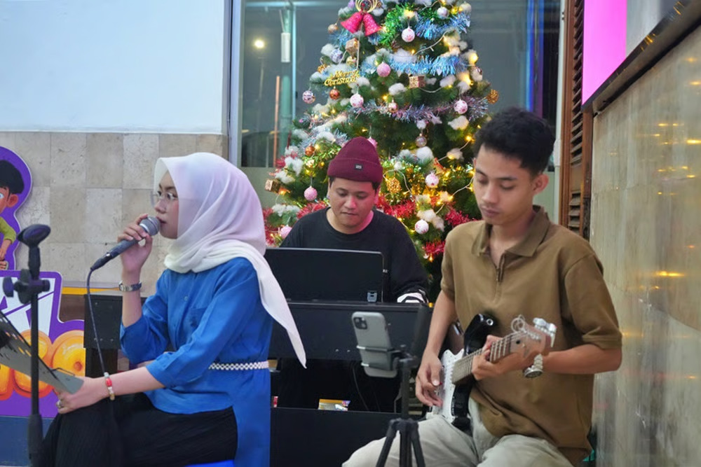 libur nataru makin berkesan, kai daop 7 madiun hadirkan live music di stasiun madiun
