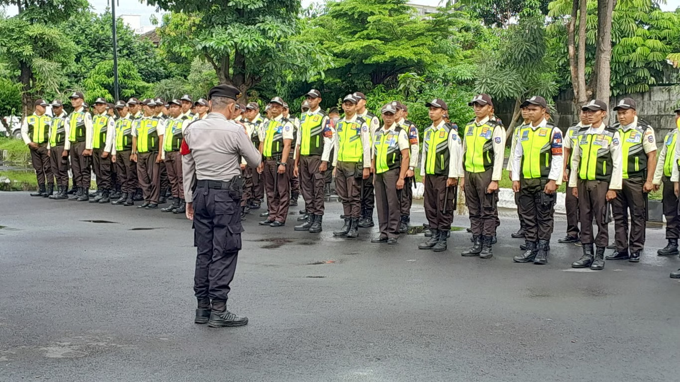 pastikan kondisi keamanan stasiun aman dan terkendali, kai services gelar pembinaan petugas keamanan di wilayah regional 6 yogyakarta