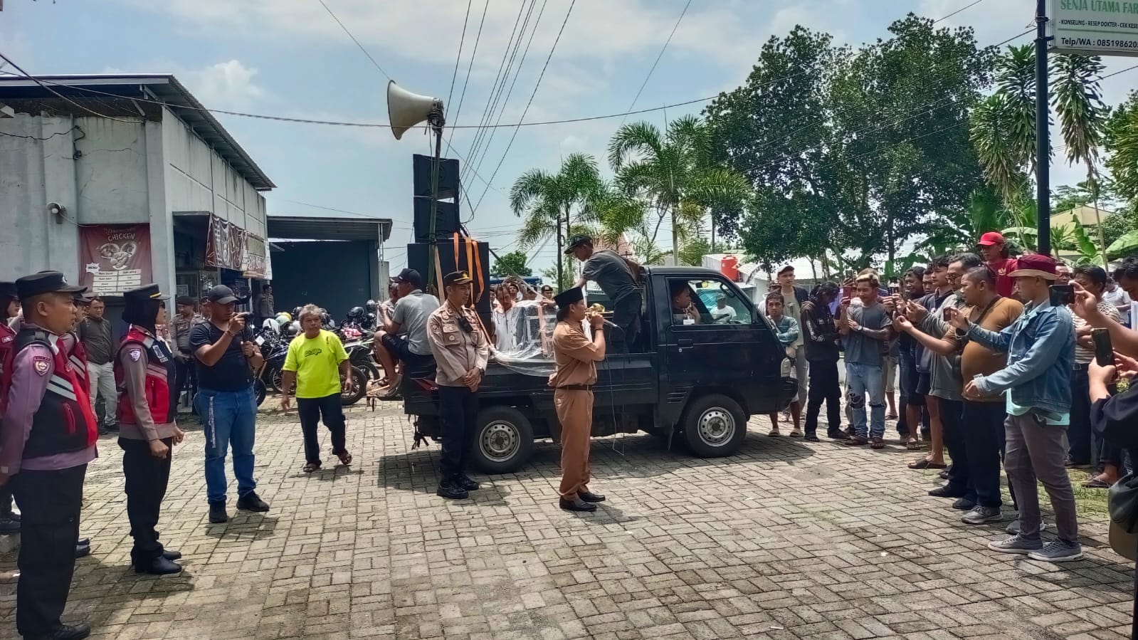 ratusan warga di banyumas tuntut pentupan tambang.