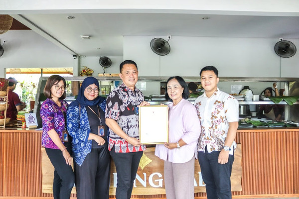 sucofindo perkuat jaminan produk halal, tuniang bali raih sertifikat halal