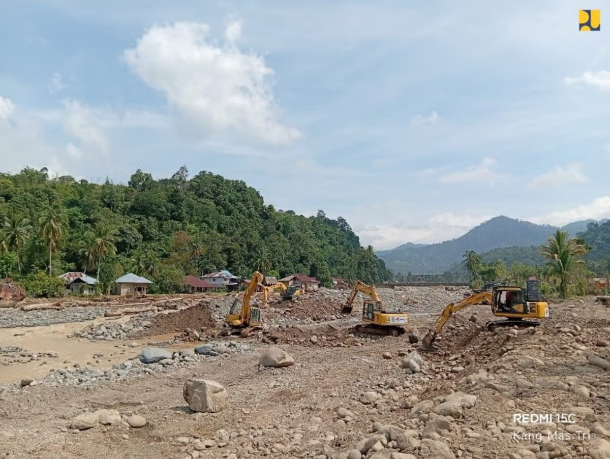 tangani banjir padang, kementerian pu percepat normalisasi sungai batang kuranji dan pemulihan jalan di batu busuk
