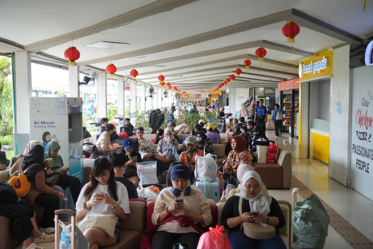 7 stasiun di daop 2 bandung layani puluhan ribu penumpang selama long weekend imlek 2026