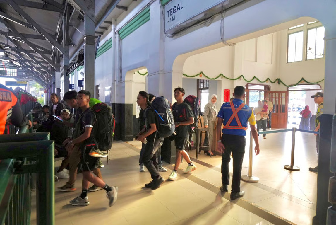 hari terakhir periode libur imlek, volume penumpang ka di stasiun tegal capai lima ribu lebih