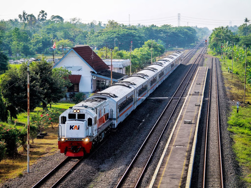 ka harina tertemper mobil di jalur ka antara stasiun brumbung alastua, kai imbau masyarakat lebih peduli keselamatan