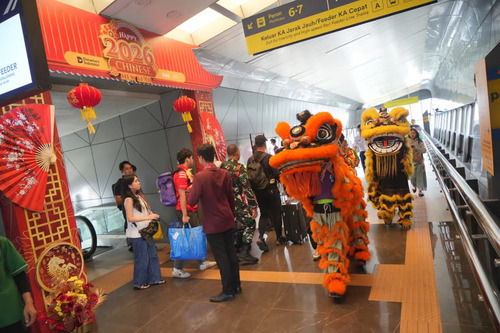 kai daop 2 bandung semarakkan imlek 2026 dengan dekorasi meriah dan atraksi barongsai, layani puluhan ribu penumpang selama long weekend (2)