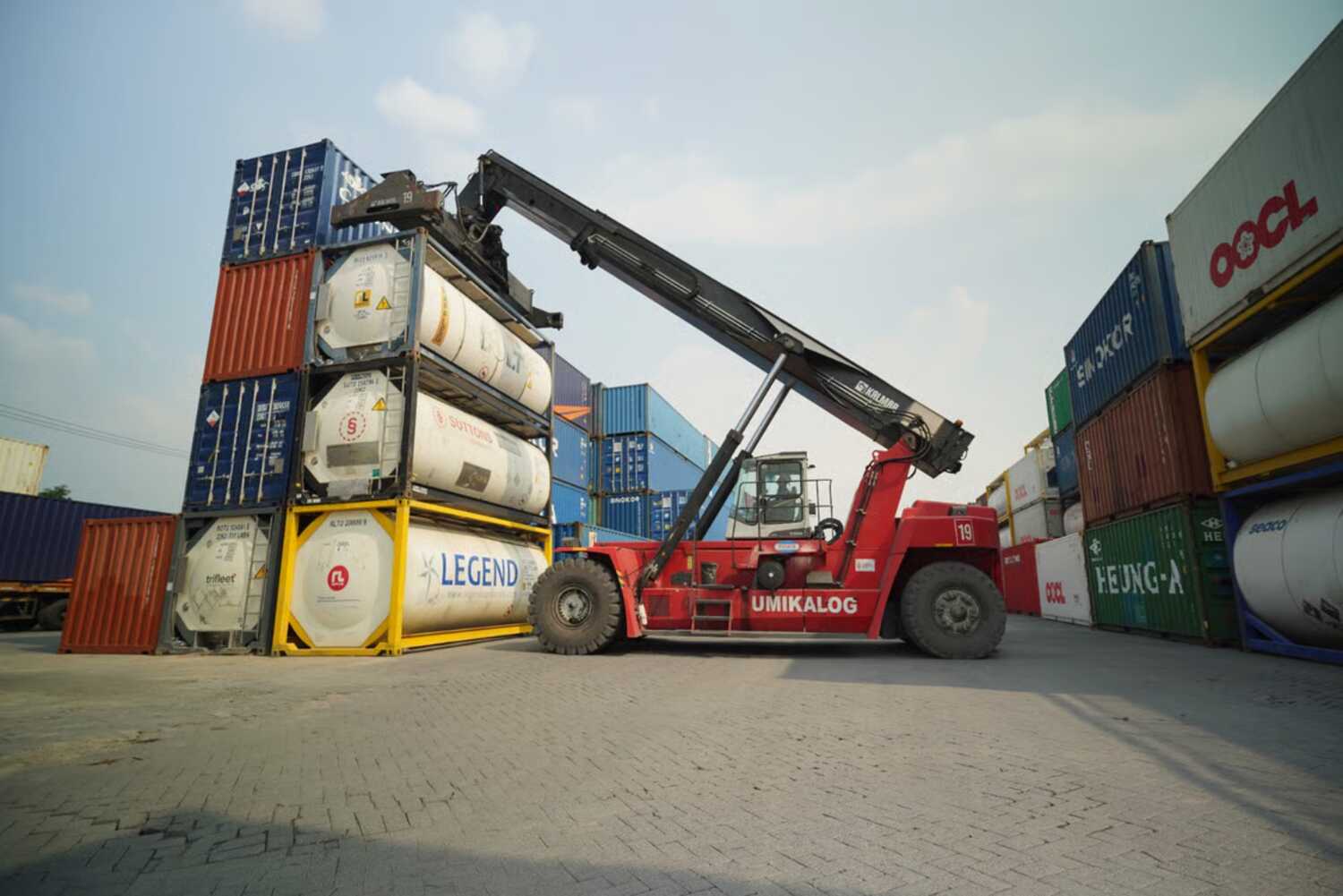 kai logistik optimalkan keamanan dan keselamatan angkutan b3 melalui moda kereta api